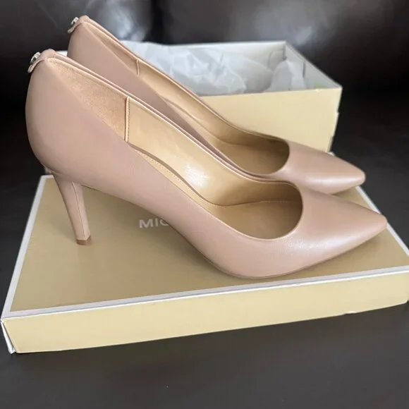 Michael Kors Dorothy flex pump  Leather Pointed-Toe Heels MK Logo Size 6.5M khak - Picture 8 of 11